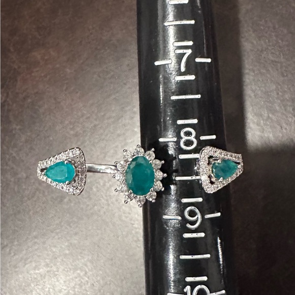 Rarities by Carol Brodie emerald and white zircon 2-finger ring. - Picture 6 of 7